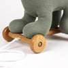 Jouet à tirer dinosaure vert en tissu avec roues bois – Victor le dinosaure Egmont Toys