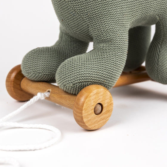 Jouet à tirer dinosaure vert en tissu avec roues bois – Victor le dinosaure Egmont Toys