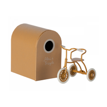  Tricycle dans son abri - Ocre - Maileg