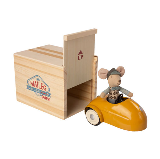 Souris en voiture jaune avec son garage - Maileg